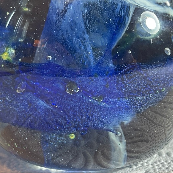 Vintage Kerry Glass Paperweight – Handcrafted in Ireland – Blue & Gold Swirl - Picture 6 of 13